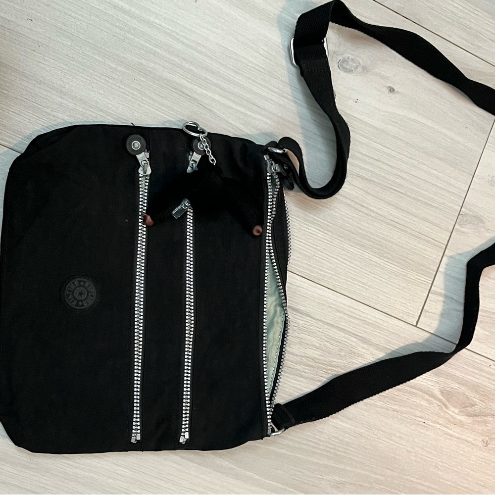 Kipling Black Messenger Bag with Adjustable Strap and Durable Design